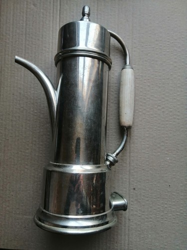 Une ancienne cafetiere - une,