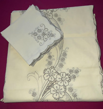 Hand embroidered pale yellow cotton tablecloth 260 cmx 165 cm + 12 towels ref T107
