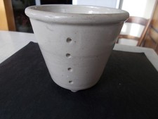 Ancienne faisselle, égouttoir à fromage, grès vernissé gris/beige, sur 3 pieds.