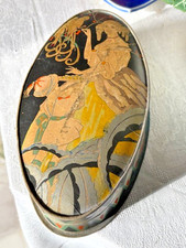 BOITE ANCIENNE " A LA MARQUISE DE SÉVIGNÉ" en carton imprimé vers 1910-1920