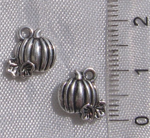 B457 lot 10 - lot, breloques