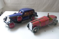 2 anciennes voitures en tôle