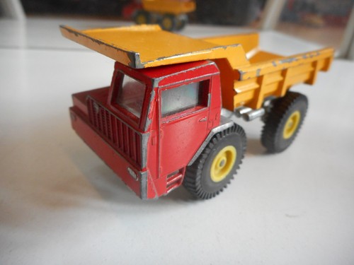 Camion benne basculante - à,