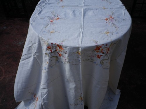Une grande nappe - grande, en