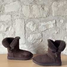 UGG Bailey Button S/N 5803