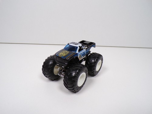 Monster trucks hot - hot,