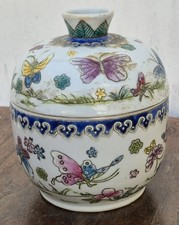 pot couvert en porcelaine