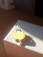 Pin's Walt Disney Blanche Neige et Les 7 Nains Signé Disney France Rare (528)