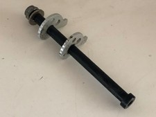 UN AXE DE ROUE ARRIERE