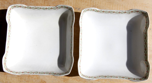 Deux plats carrés - , porcelaine
