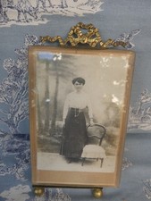 Cadre ancien style Louis XVI photo de dame de qualité avec une chatelaine chaise