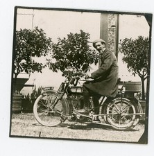 PHOTO photographie SNAPSHOT, un homme sur sa moto ancienne