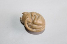 Petite sculpture céramique, souris, forme de netsuké, signé, diamètre 4.3 cm