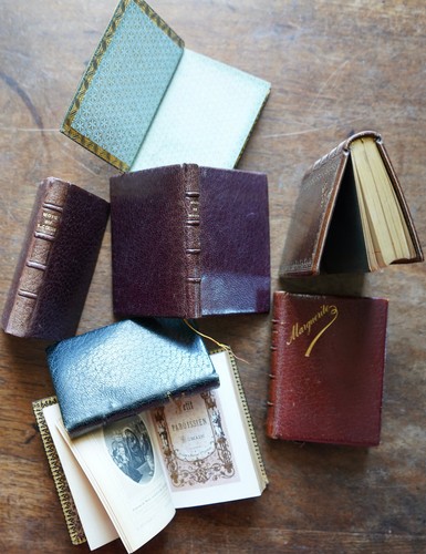 Livres minuscules religieux - minuscules,