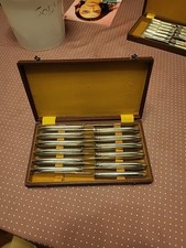 Lot de 12 Grands couteaux de table Art-Déco en métal argenté  25cm