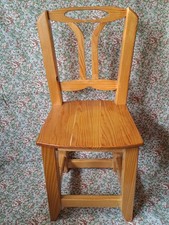 Jolie chaise enfant en pin