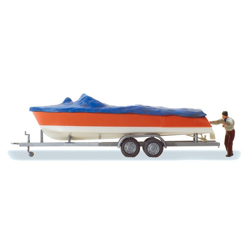Bateau moteur chargé - à, sur
