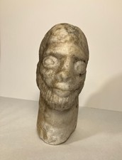 Buste en marbre sculpté, tête d’homme à la barbe. Tunisie. Art naïf.