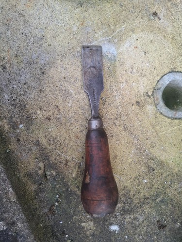 Ancien outil pour - , cuir