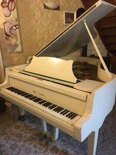 piano à queue blanc russe