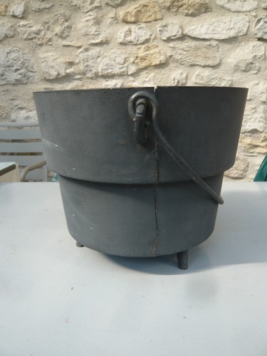 Ancien chaudron fonte a - en,
