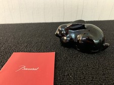 Lapin noir couché en cristal