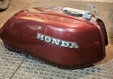 Réservoir et caches latéraux