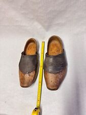 Ancienne paire de sabots en bois et cuir