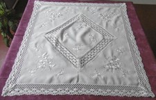 Nappe entourée de dentelle et