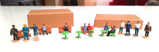 7 piétons, 6 assis, 4 bancs