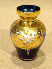 Vase en verre bleu cobalt doré décor floral en relief  Bohème  ht 10,9 cm