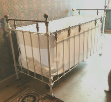 Lit d'enfant en fonte de fer