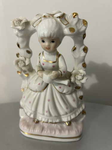 Statuette porcelaine jeune - p,