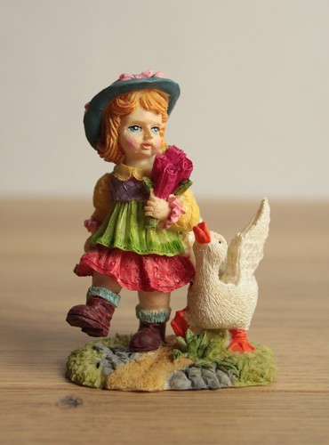 Statuette jeune fille campagne