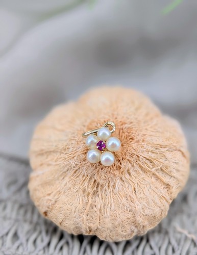 Pendentif fleur orné - , de