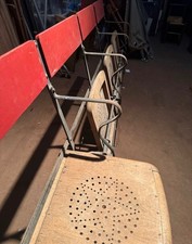 🎬 Banc de cinéma ancien 4 places — assises bois perforé & structure métal