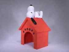 Snoopy sur sa niche