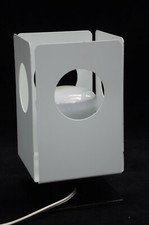 LAMPE A POSER EN EPAISSE TOLE LAQUEE BLANC ET SOCLE NOIR DANS LE GOUT DE PANTON