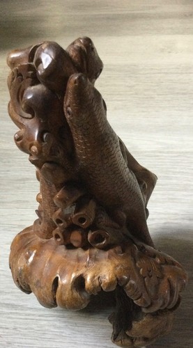Ancienne sculpture dans racine