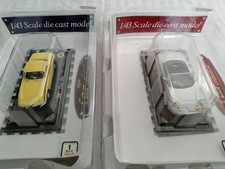 Deux voitures miniatures
