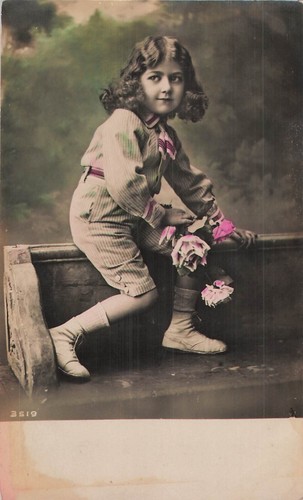 Enfant elegant sur banc - sur,