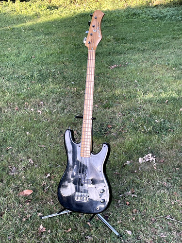 Ancienne guitare basse - ancienne,