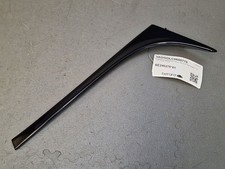 Enjoliveur gauche cadre vitre