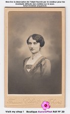 FEMME EN BUSTE AU COL MONTANT