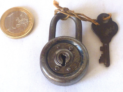 Petit cadenas ancien avec - ancien, sa