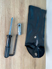 UNE TROUSSE A OUTILS AVEC 3