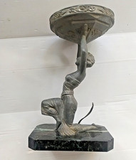 Lampe Art Deco Femme Accroupie Coupole