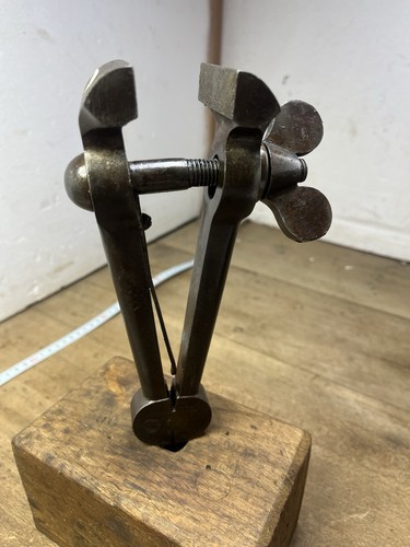 Old tool outil ancien étau - outil, ancien,