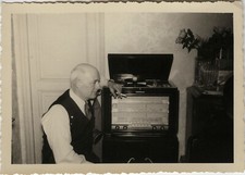 OLD PHOTO - VINTAGE SNAPSHOT - TSF RADIO TURNTABLE PICK UP SMOKING