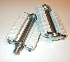 pédale blanche type LYOTARD